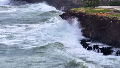 Zeitlupenantenne-Von-Krachenden-Wellen-Gegen-Die-Küste-Während-Eines-Hurrikans-In-Der-Dominikanischen-Republik