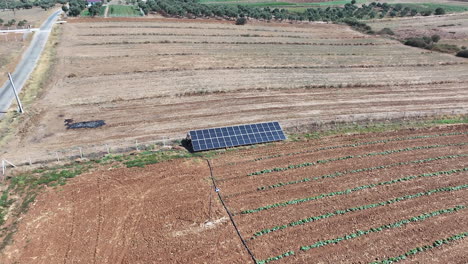 Die-Sonnenkollektoren-Zwischen-Feldern-In-Der-Türkei