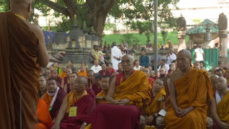 Versammlung-Buddhistischer-Mönche-Anlässlich-Des-88.-Geburtstages-Des-Heiligen-Dalai-Lama-Im-Heiligen-Mahabodhi-Tempel,-Weltkulturerbe