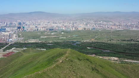 Toma-Aérea-Del-Paisaje-Urbano-De-Ulán-Bator-Desde-La-Alta-Cumbre-Verde,-Mongolia