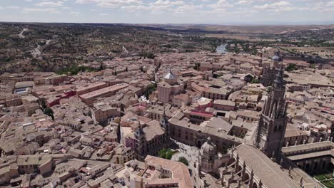 Wunderschöne-Kathedrale-Von-Toledo,-Umgeben-Von-Historischen-Spanischen-Häusern