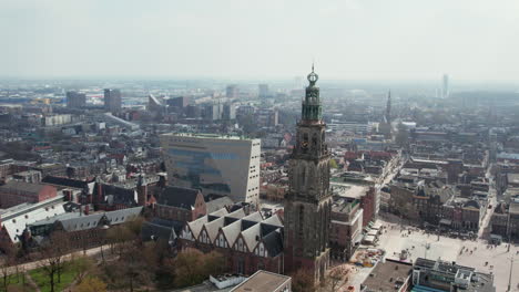 Torre-Del-Reloj-Martinitoren-Cerca-De-Grote-Markt-Groningen,-En-El-Centro-De-La-Ciudad-De-Groningen,-En-El-Norte-De-Holanda
