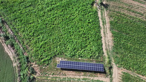 Sonnenkollektoren-Zwischen-Feldern-In-Der-Türkei