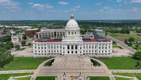 Reveal-of-Minnesota-state-capitol-building-in-St-Paul,-MN