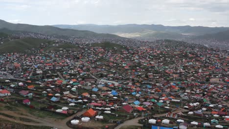 Kranaufnahme-Eines-Wohngebiets-Von-Ulaanbaatar,-Der-Hauptstadt-Der-Mongolei
