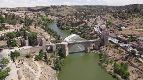 Puente-De-San-Martín,-Monumento-Nacional-Español-En-Toledo,-España