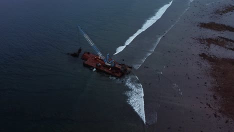 Shipwreck-and-a-barge-at-Nusa-Lembongan-beach