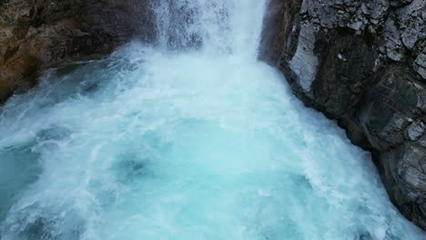 Cascada-Que-Fluye-Hacia-Una-Piscina-Burbujeante-De-Agua-Azul-[cámara-Lenta-De-4k