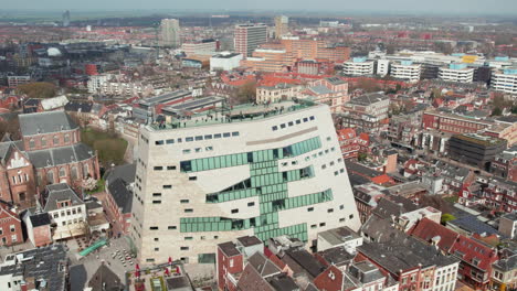 Foro-Groningen-En-El-Centro-De-La-Ciudad-De-Groningen,-Países-Bajos-Del-Norte.