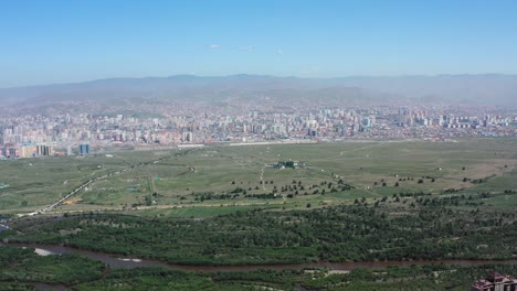 Erhebt-Sich-über-Ulaanbaatar-Aus-Den-Bergen-Der-Mongolei