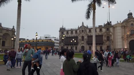 Gente-Deambulando-Por-La-Plaza-De-Armas-En-El-Centro-Histórico-Frente-A-La-Catedral-De-Lima,-Perú