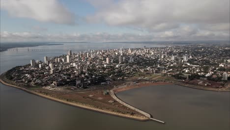 Luftaufnahme-Einer-Küstenstadt-Und-Eines-Ferienortes-In-Südamerika,-Touristenattraktion