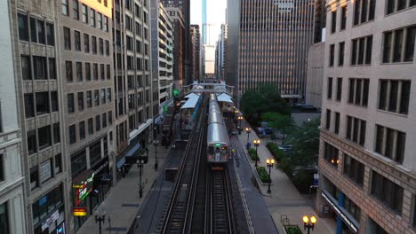 Chicago-elevated-train-arriving-in-station