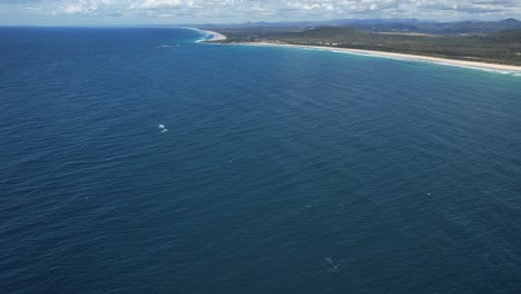 Cabarita-Strand-Mit-Fernblick-Auf-Buckelwale,-Die-Im-Blauen-Meer-In-New-South-Wales,-Australien-Schwimmen