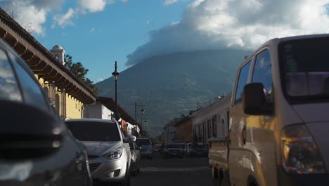 Volcán-Volcán-De-Agua-Visto-Desde-La-Ciudad-Antigua,-Conducción-De-Automóviles-En-Primer-Plano