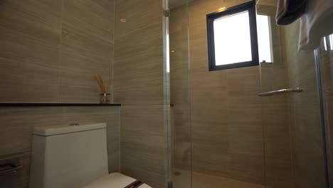 Einfacher-Weißer-Duschkopf-Im-Badezimmer-Mit-Granitfliesenwand
