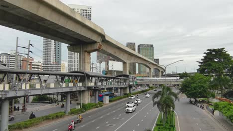 BTS-Skytrain-and-Walkway-with-Road-Traffic-Below-at-Lat-Phrao,-Bangkok,-Thailand