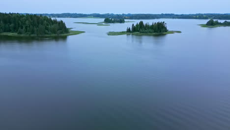 Disparo-Aéreo-De-Drones-Con-Una-Ligera-Inclinación-Hacia-Abajo-Vista-De-La-Belleza-Natural-Sobre-Un-Pintoresco-Lago-Con-Islas-En-Letonia