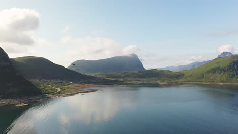 Luftaufnahmen-Von-Vik-Beach-Und-Hauklandstranda-Norwegen,-Die-Einen-Vogel-Verfolgen,-Der-über-Das-Wasser-Fliegt-Und-Die-Norwegische-Küstendrohne-In-Ihren-Bann-Zieht