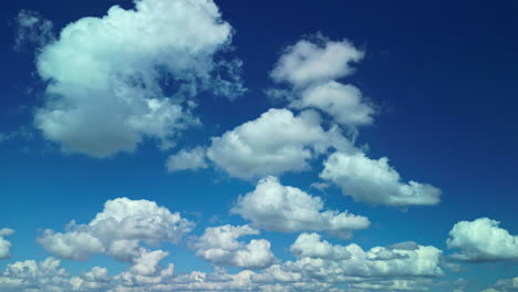 Wunderschöne-Kumuluswolken,-Die-Sich-In-Einer-Langsamen-Zeitrafferbewegung-über-Den-Tiefblauen-Himmel-Bewegen