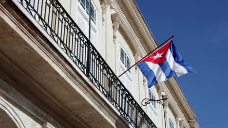 Kubanische-Flagge-Am-Geländer-Eines-Gebäudes-In-Havanna-Befestigt