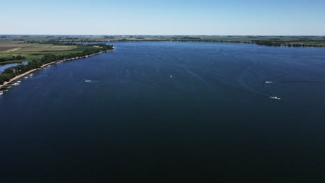Aerial-view-of-boats-on-a-blue-midwestern-lake-in-Iowa