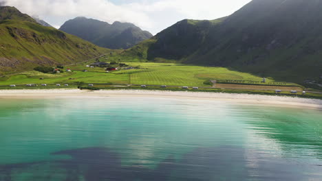 Imágenes-De-Drones-De-La-Playa-De-Vik-Y-Hauklandstranda-Noruega,-Agua-Azul-Clara,-Majestuosos-Paisajes-Costeros-Aéreos