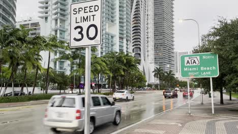 Geschwindigkeitsbegrenzungsticket,-Verkehr,-Autos,-Die-Schnell-In-Der-Innenstadt-Von-Miami-Fahren