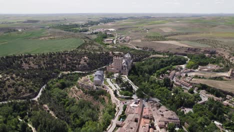 -Alcázar-de-Segovia-perched-on-hilltop,-Spain---Wide-Aerial-Panoramic