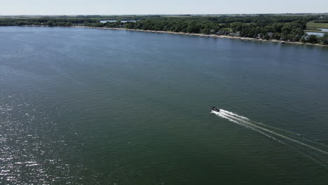 Luftverfolgung-Eines-Unterwegs-Befindlichen-Bootes,-Das-Sich-Auf-Einem-See-Im-Mittleren-Westen-In-Iowa-Bewegt