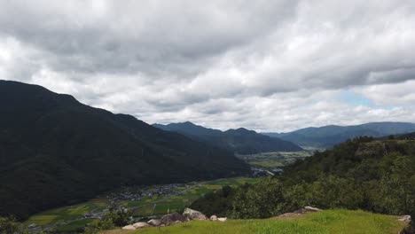 Ruhiger-Blick-über-Die-Stadt-Asago,-Eingebettet-Am-Fuße-Der-Berge,-Umgeben-Von-Japanischen-Reisfeldern