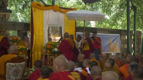 Procesión-De-Monjes-Budistas-Con-Motivo-Del-88.º-Cumpleaños-Del-Santo-Dalai-Lama-En-El-Templo-De-Mahabodhi,-Sitio-Declarado-Patrimonio-De-La-Humanidad