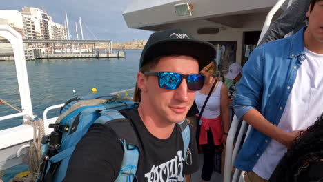 Touristen-Steigen-Bei-Einer-Bootsfahrt-Mit-Selfie-Porträtansicht-In-Valletta,-Malta,-Aus