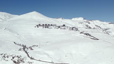 Toma-De-Drone-Estableciendo-La-Exclusiva-Estación-De-Esquí-El-Colorado,-En-Chile.