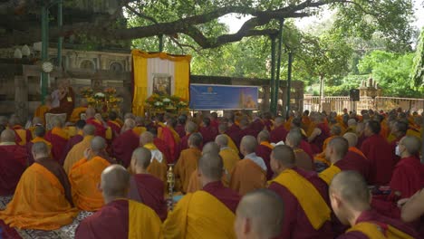 Versammlung-Buddhistischer-Mönche-Anlässlich-Des-88.-Geburtstages-Des-Heiligen-Dalai-Lama-Im-Heiligen-Mahabodhi-Tempel,-Weltkulturerbe