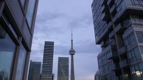 Toronto-CN-Tower-Absteigender-Dynamischer-Kranschuss