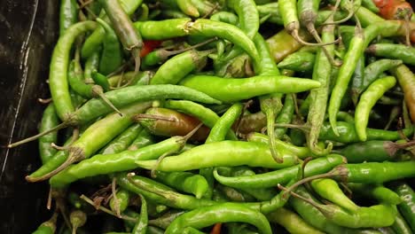 Grüne-Chilischoten-Zum-Verkauf-Auf-Einem-Lokalen-Markt