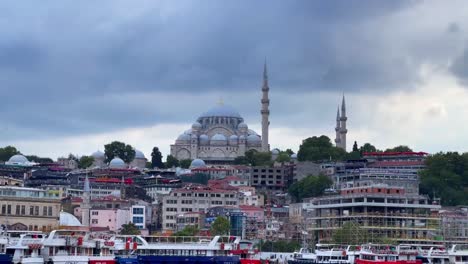 Erleben-Sie-Die-Majestät-Der-Blauen-Moschee-Von-Istanbul-Wie-Nie-Zuvor,-Während-Wir-Uns-Während-Der-Bezaubernden-Sonnenuntergangsstunden-Auf-Ein-Filmisches-POV-Abenteuer-Begeben
