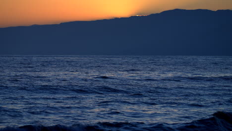 Wellen-Des-Pazifischen-Ozeans-Bei-Goldenem-Sonnenuntergang---In-Zeitlupe-Gezoomt
