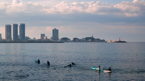 Menschen-Schwimmen-Mit-Surfbrettern-Am-Strand-Von-Sokcho-In-Der-Provinz-Gangwon,-Südkorea