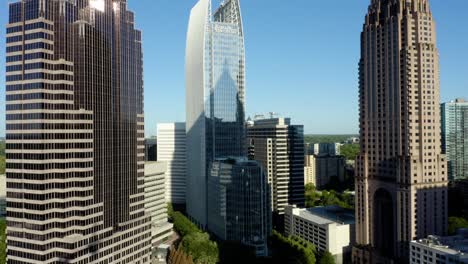 Drone-shot-slowly-rising-alongside-skyscrapers-in-downtown-Atlanta,-Georgia