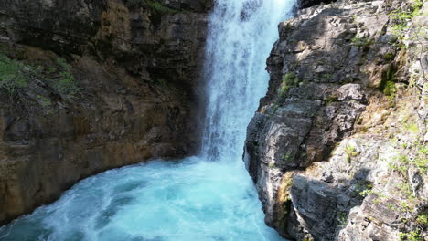 Rauschender-Wasserfall-In-Der-Wildnis-Des-Waldes-[4k
