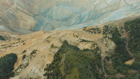 Bingham-or-Kennecott-Copper-Mine-in-Utah,-aerial-tilt-up-to-reveal-the-Slat-Lake-valley