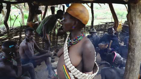 Hombres-Indígenas-Disfrutando-De-Su-Café-En-El-Valle-De-Omo-En-Etiopía.