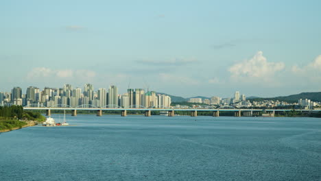 Dongjakdaegyo-or-Dongjak-Bridge-Over-the-Han-River-and-Seoul-City-Skyline,-South-Korea