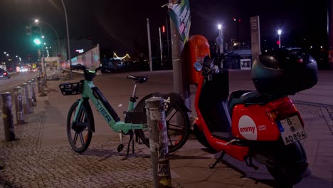 Establishing-shot-of-electric-bike-and-scooter,-Berlin,-circle-pan,-night