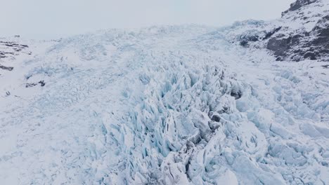 Luftpanoramablick-über-Eisformationen-Im-Schneebedeckten-Falljökull-Gletscher,-Island,-Bei-Sonnenuntergang