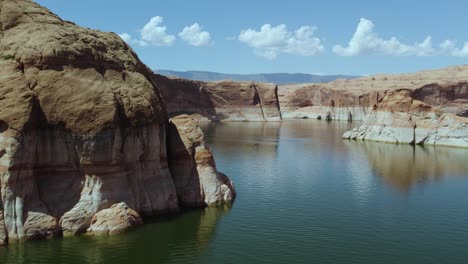 Malerische-Aussicht-Auf-Ruhiges-Wasser-Und-Sandstein-Am-Lake-Powell,-Arizona