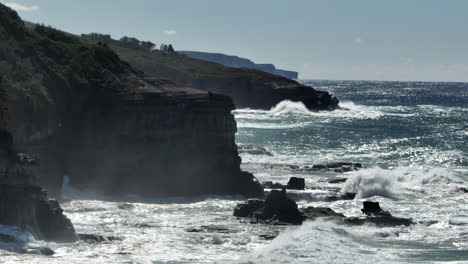 Große-Wellen-Plätschern-An-Der-Küste-Auf-Den-Felsen-An-Der-Küste-Australiens