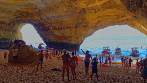 Das-Innere-Der-Unglaublichen-Meereshöhle-Am-Strand-Von-Benagil-Wird-Von-Menschen-Auf-Ihren-Mobiltelefonen-Festgehalten